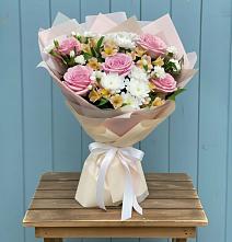 Букет цветов из:  Гвоздики, Орхидеи и Розы в Моргауши