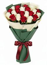 Букет Микс из красных и белых роз в Моргауши