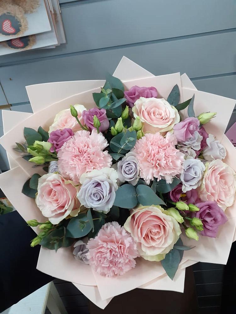 Букет цветов из: Розы, Гвоздики и Лизиантусы в Моргауши