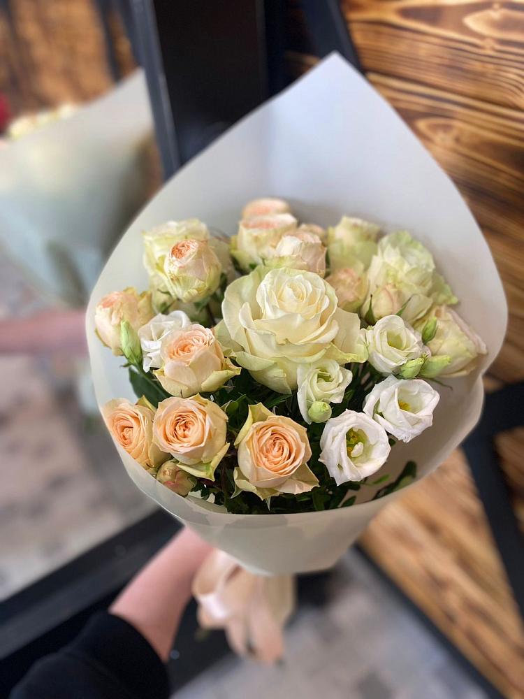 Букет цветов из: Розы и Лизиантусы в Моргауши